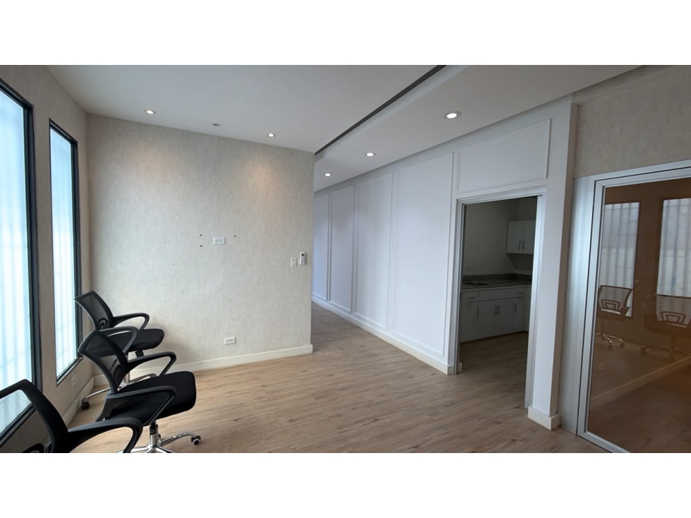 SE ALQUILA AMPLIA OFICINA PARQUE LEFEVRE 90M 1 BAÑO 5 PARKING - 3