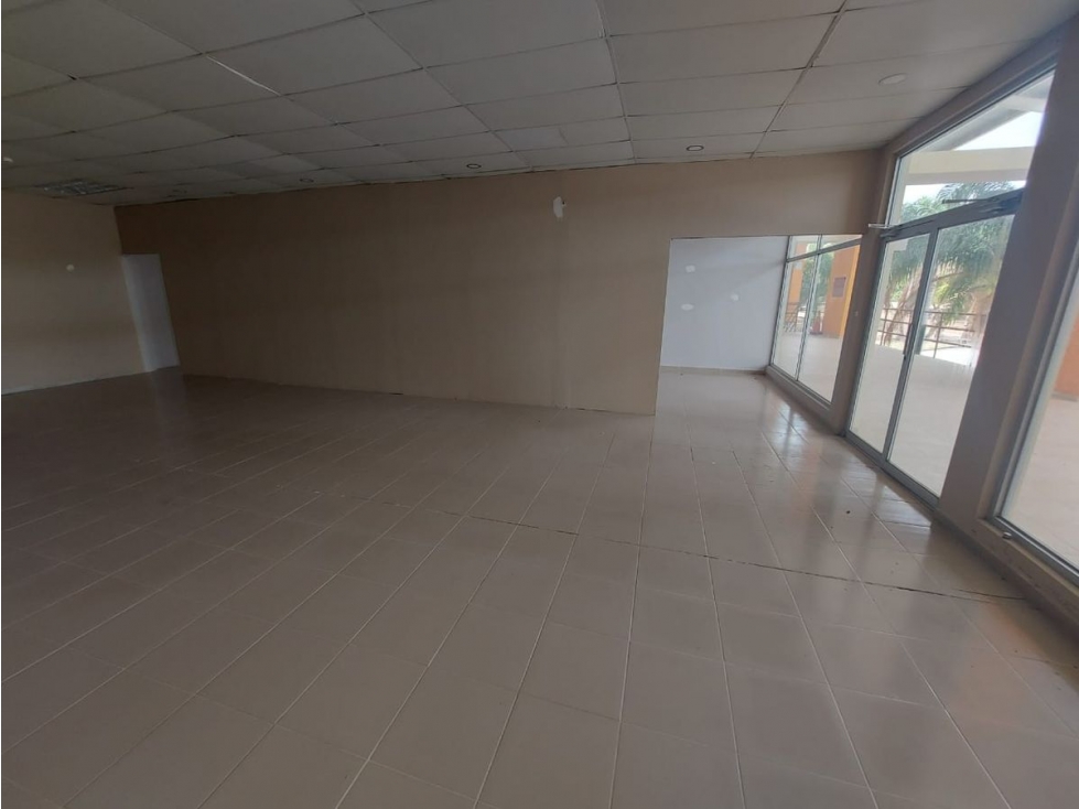 LOCAL / PLAZA CORONADO / 196 M2 / VISIBLE DESDE LA CALLE / VACIO - 2