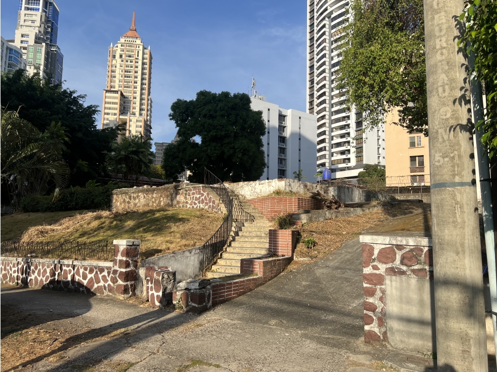 EL CANGREJO / TERRENO COMERCIAL / RM1-C2 /1421M / VIA PRINCIPAL