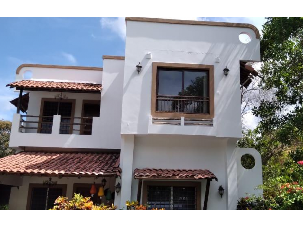 SE VENDE CASA EN SANTA CLARA DE 8 HABITACIONES CON BOHIO Y PISCINA - 1
