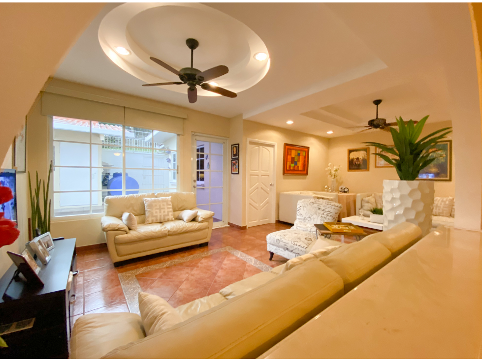 SE VENDE CASA EN BETANIA MIRAFLORES 326M 2 PISOS 3 HABITACION 4 BAÑOS