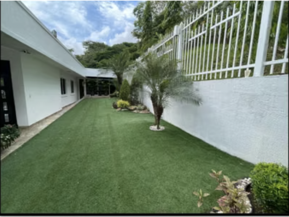 BRISAS DEL GOLF / 300 m2 / 4 HABITACIONES / 4 BAÑOS / PATIO LATERAL