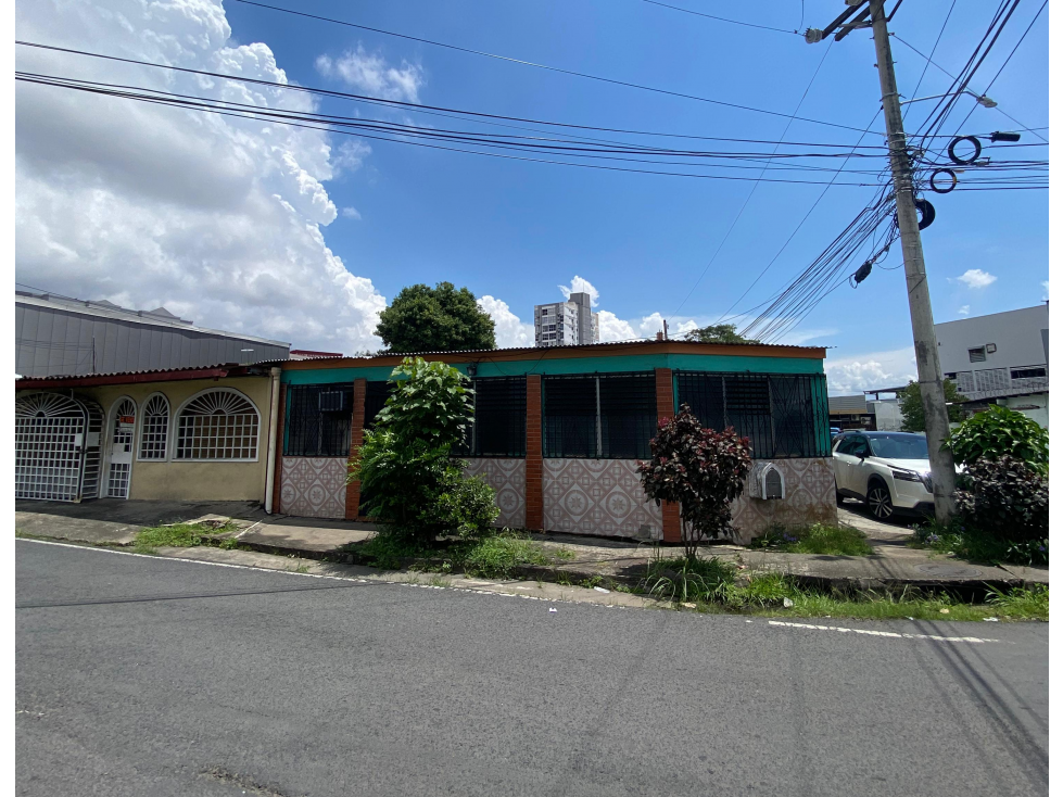 SE VENDE CASA PARQUE LEFEVRE CALLE 4TA 130M 3 HABITACION ESQUINA