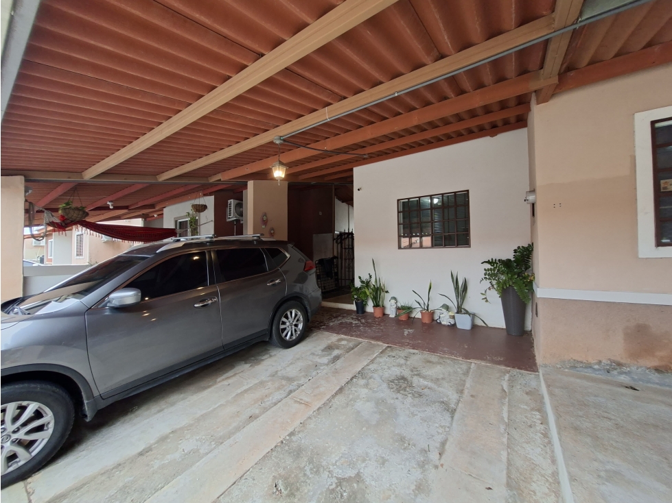 SE VENDE CASA CHORRERA ARBOLERAS LOS CASTAÑOS 170M 3 HABITACIONES