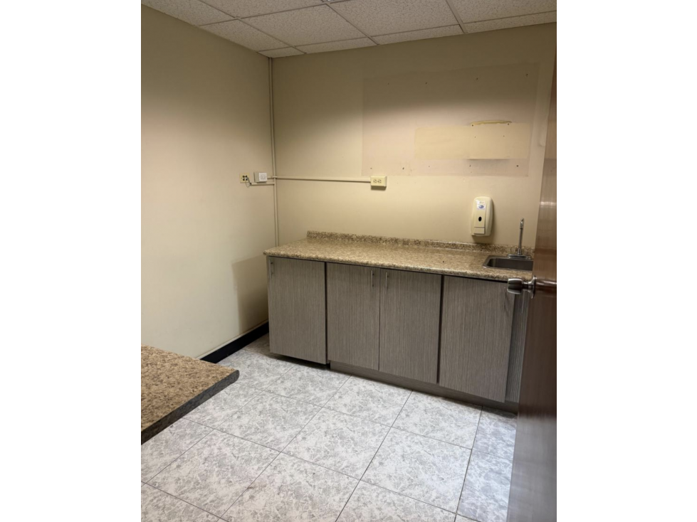 OFICINA / MARBELLA / WORLD TRADE CENTER / 109M / 1 BAÑO / DIVISIONES - 3