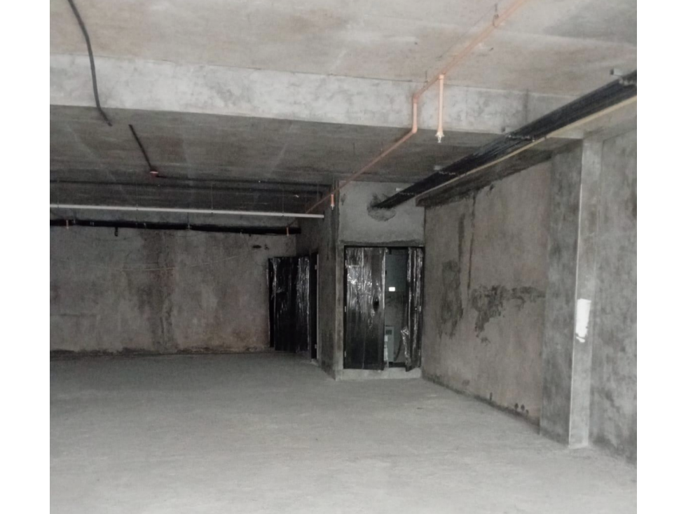 SE ALQUILA LOCAL 139 M2 EN CENTRO COMERCIAL VILLA LUCRE SOBRE VIA - 1
