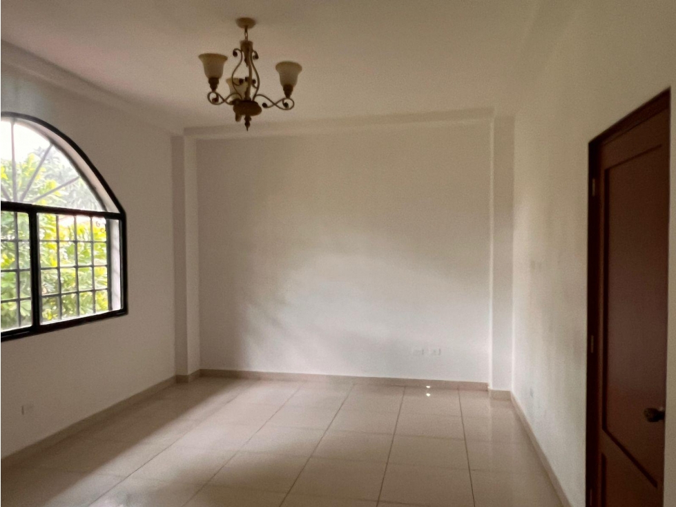 ANCON / LLANOS DE CURUNDU / 6 HABITACIONES / 767M / PATIO — foto 2
