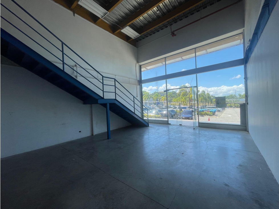 SE ALQUILA LOCAL EN PLAZA ONDGO LA CHORRERA CON 110M Y MEZZANINE