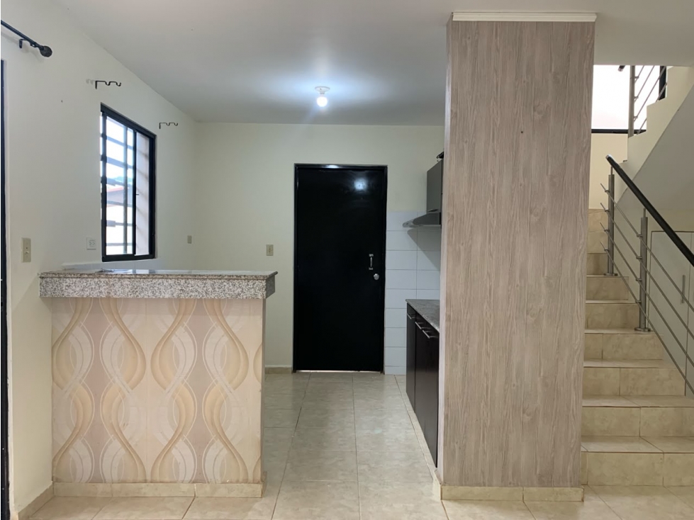 SE ALQUILA CASA EN LAS ARBOLEDAS LOS PINOS 180 M2 CON TERRAZA VACIA