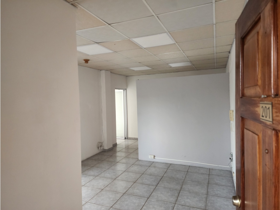 SE ALQUILA OFICINA EN CALLE 50 PLAZA VARIBE 57M PLANTA ALTA