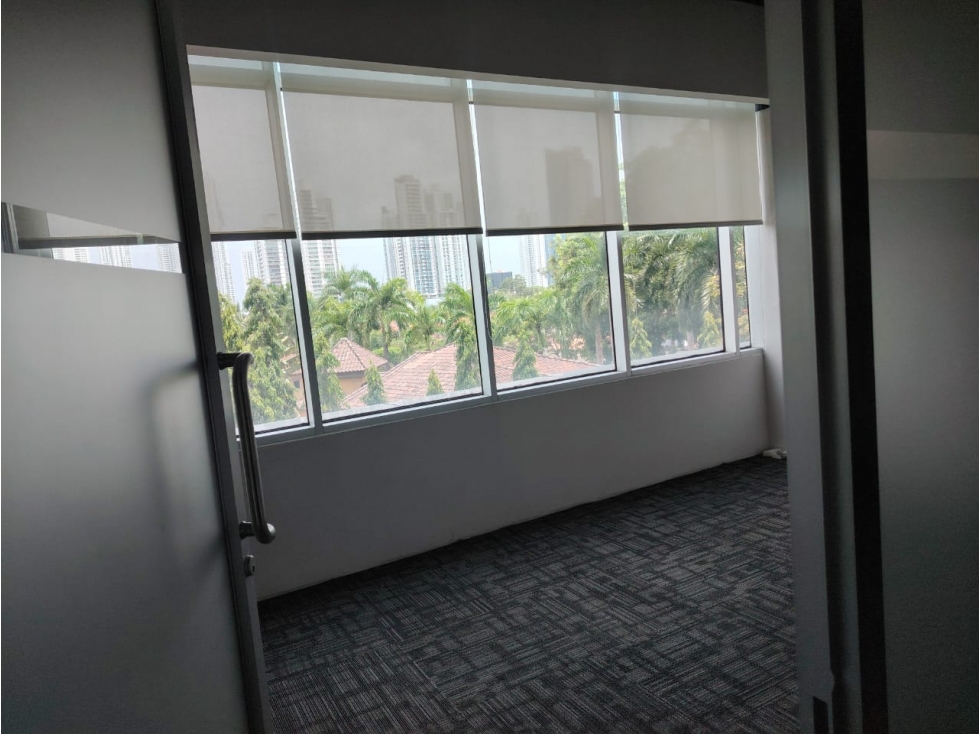 SE ALQUILA OFICINA COSTA DEL ESTE PLAZA REAL 147M PISO BAJO DIVISIONES