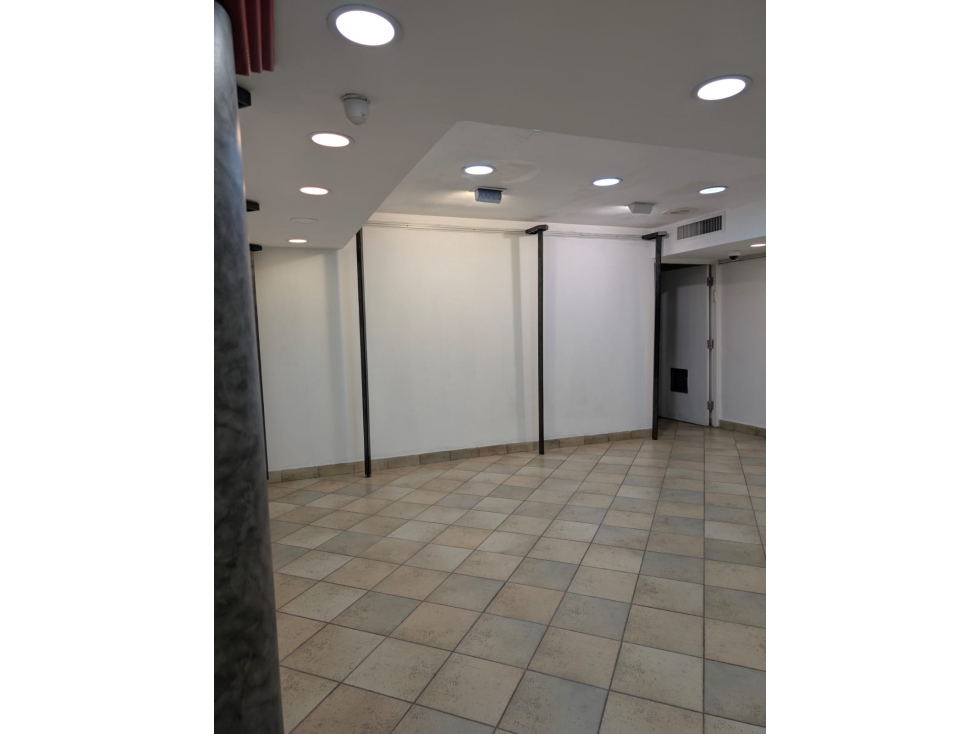 EL DORADO MALL / LOCAL COMERCIAL / 290 M2 / 2 NIVELES / AIRES — foto 4