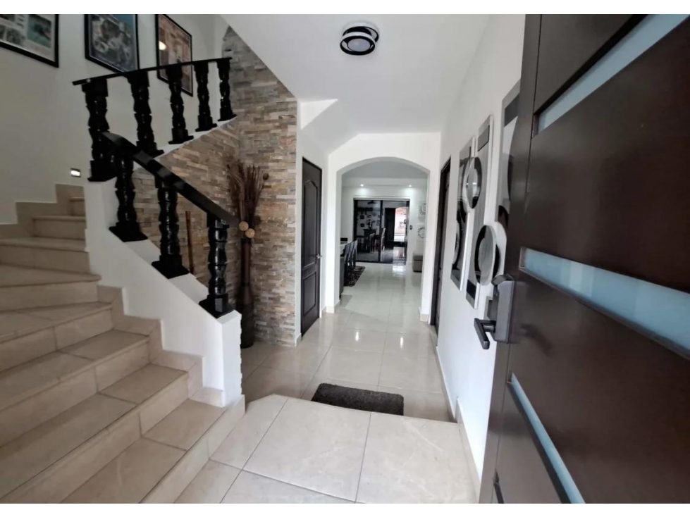 SE VENDE CASA EN VERSALLES CON PISCINA PRIVADA