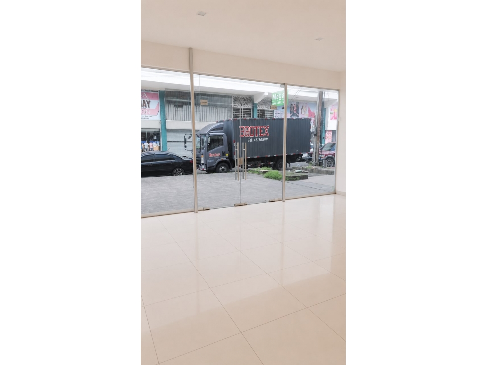 COLON / ZONA LIBRE / EDIFICIO COMERCIAL / 630M / 3 LOCALES / 2 NIVELES - 4