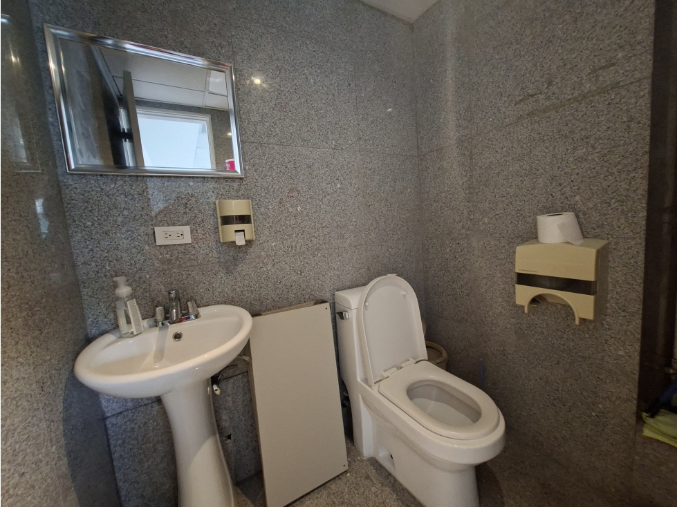 SE VENDE OFICINA OBARRIO TWIST TOWER 61M CON DIVISIONES PISO ALTO — foto 3