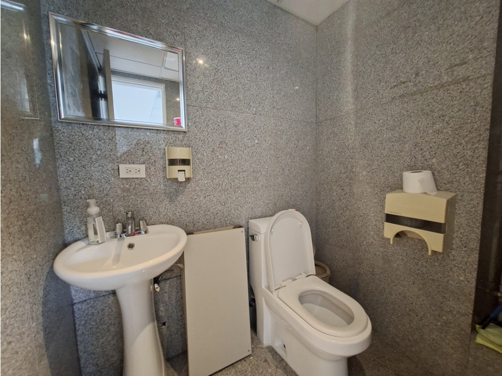 SE VENDE OFICINA OBARRIO TWIST TOWER 61M CON DIVISIONES PISO ALTO — foto 4