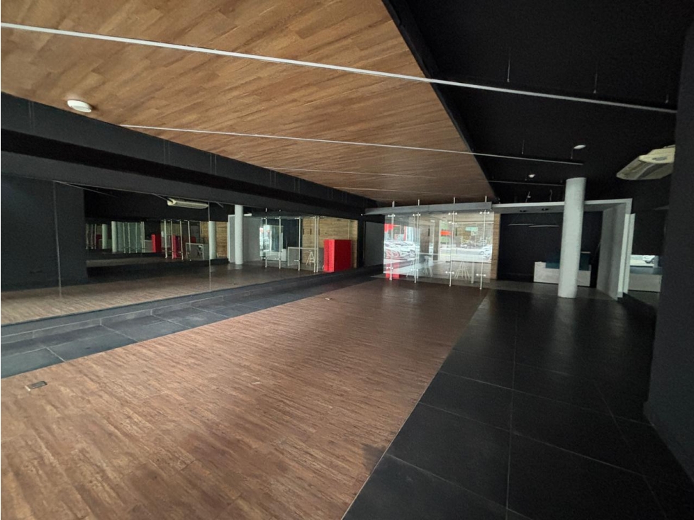 OFICINA / CALLE 50 / GALERIA 50 / 300M2 / 2 NIVELES / SOBRE VIA — foto 2
