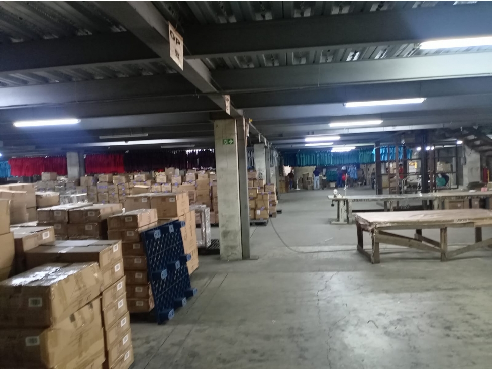 SE ALQUILA GALERA COMERCIAL COLON ZONA LIBRE 2000M MEZANINE 2 NIVELES — foto 4
