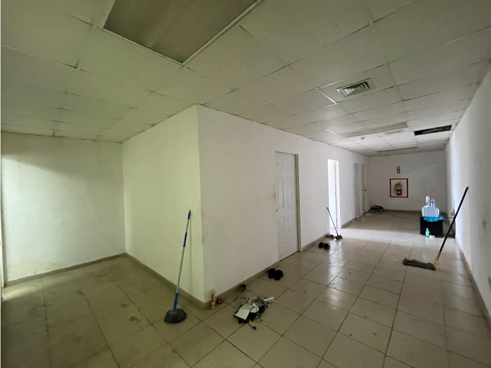 ALQUILER DE GALERA COLÓN FRANCE FIELD CON ESPACIO PARA 4 CONTENEDORES — foto 4