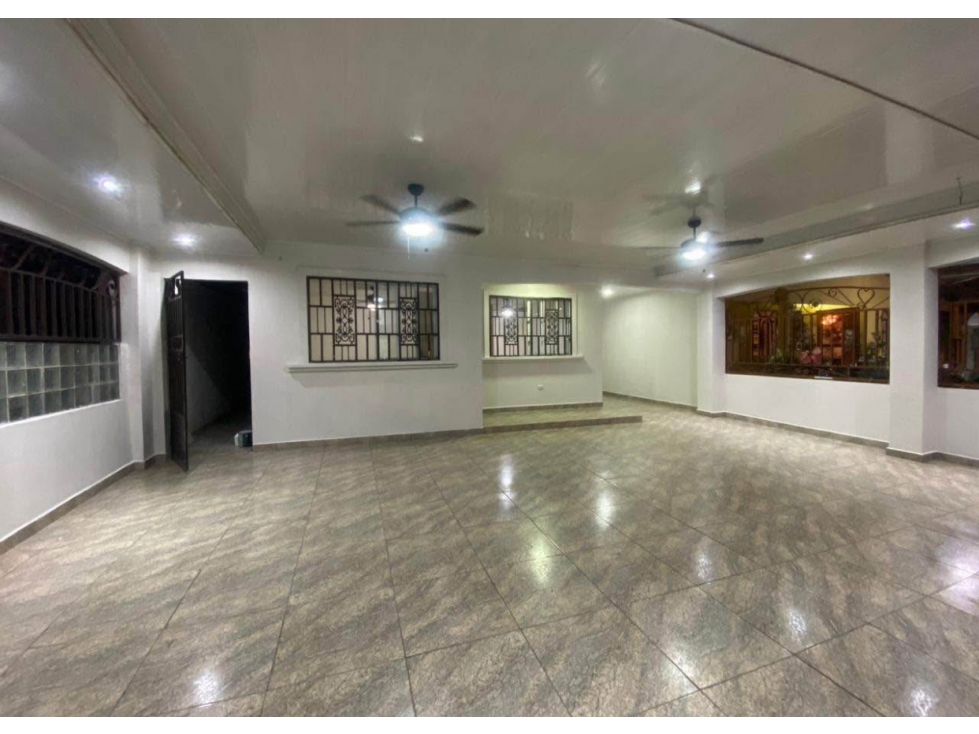 SE VENDE CASA TOCUMEN 200M 4 HABITTACIONES TERRAZA Y DEPOSITO