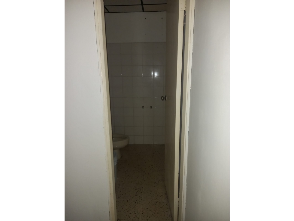 LOCAL / BALBOA PLAZA / 115M / 1 BAÑO / AIRE ACONDICIONADO / DIVICIONES — foto 2