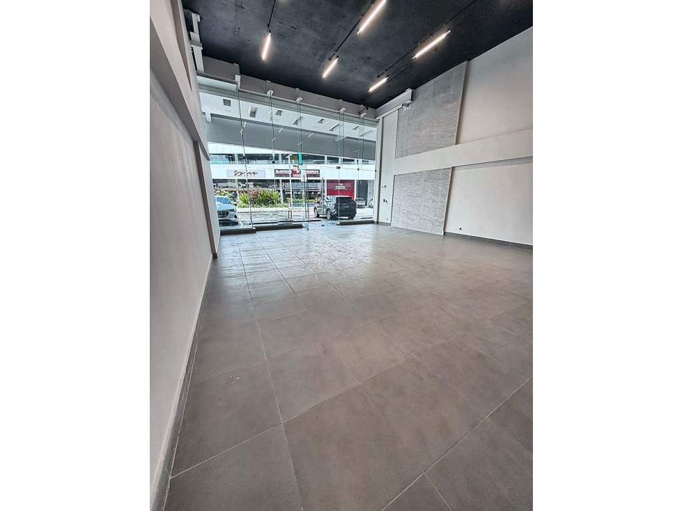 SE ALQUILA LOCAL COMERCIAL VIA BRASIL 217M 1 BAÑO DIVISIONES MEZZANINE — foto 3
