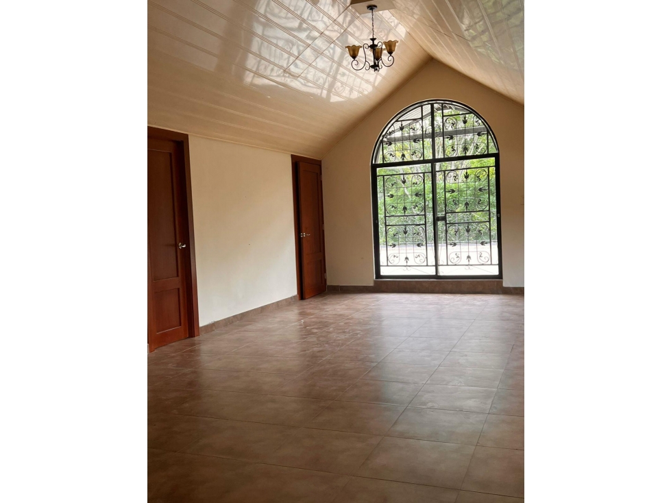 ANCON / LLANOS DE CURUNDU / 6 HABITACIONES / 767M / PATIO — foto 5