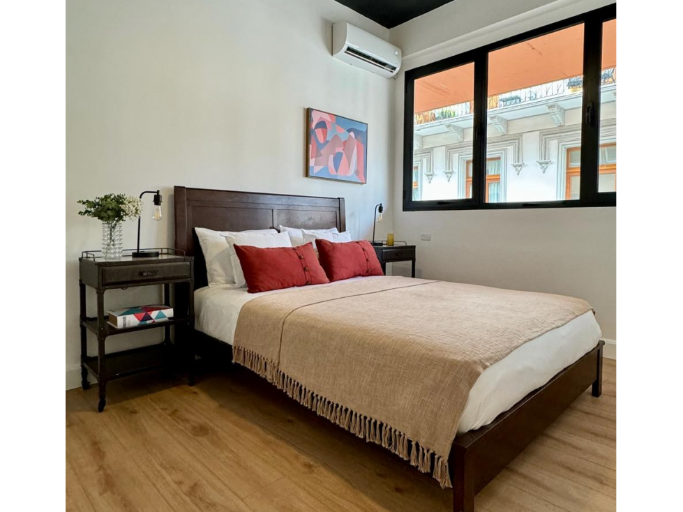 ALQUILER DE APARTAMENTO EN CASCO VIEJO PH PLAZA CENTRAL AMOBLADO