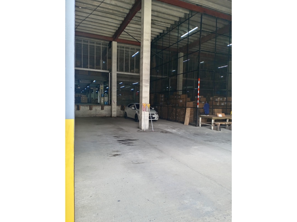 SE ALQUILA GALERA COMERCIAL COLON ZONA LIBRE 2000M MEZANINE 2 NIVELES — foto 3