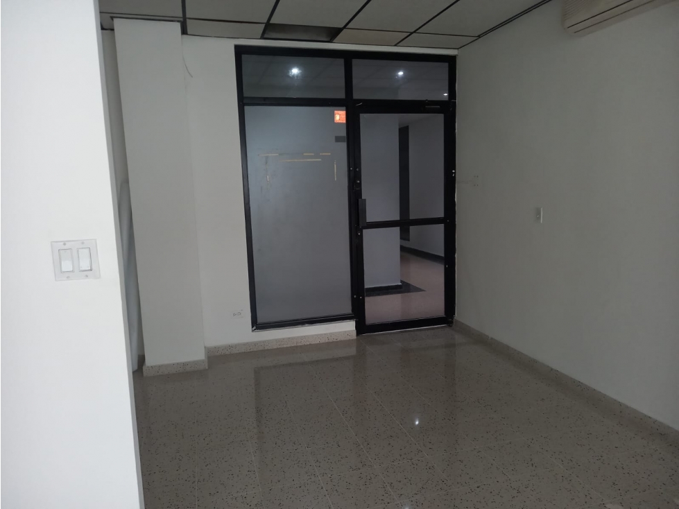 SE ALQUILA OFICINA BALBOA PLAZA AVE. BALBOA 115M CON DIVISIONES VACIA
