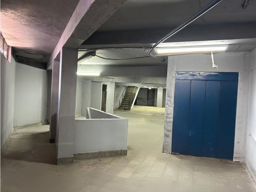 ALQUILER DE GALERA COMERCIAL EN CALIDONIA DE 3 NIVELES CON ELEVADOR - 2