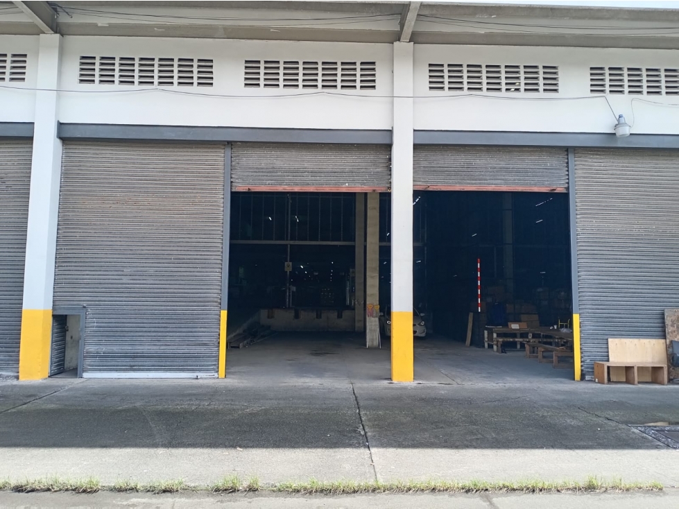SE ALQUILA GALERA COMERCIAL COLON ZONA LIBRE 2000M MEZANINE 2 NIVELES — foto 2