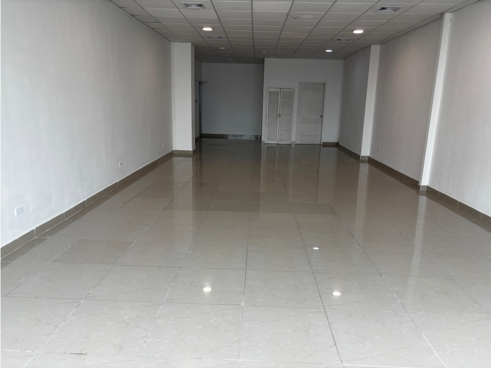 EL CARMEN / PLAZA KORINTHO / 77 M / AIRE ACONDICIONADO / FRENTE A VIA
