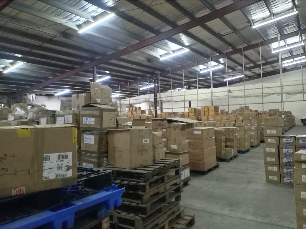 SE ALQUILA GALERA COMERCIAL COLON ZONA LIBRE 2000M MEZANINE 2 NIVELES