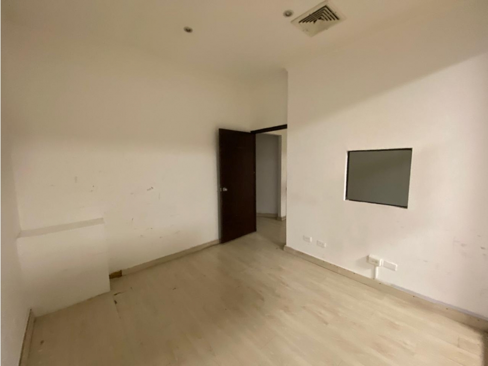 LOCAL COMERCIAL PLANTA ALTA / GALERIAS MARBELLA PLAZA / 90M - 4