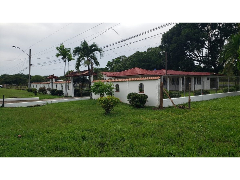 COCLE / 1472 M / 3 HABITACIONES / 2 BAÑOS / RIO CERCA / TERRAZA — foto 3