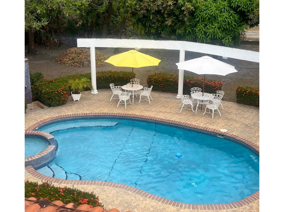 SE VENDE CASA EN SANTA CLARA DE 8 HABITACIONES CON BOHIO Y PISCINA - 2