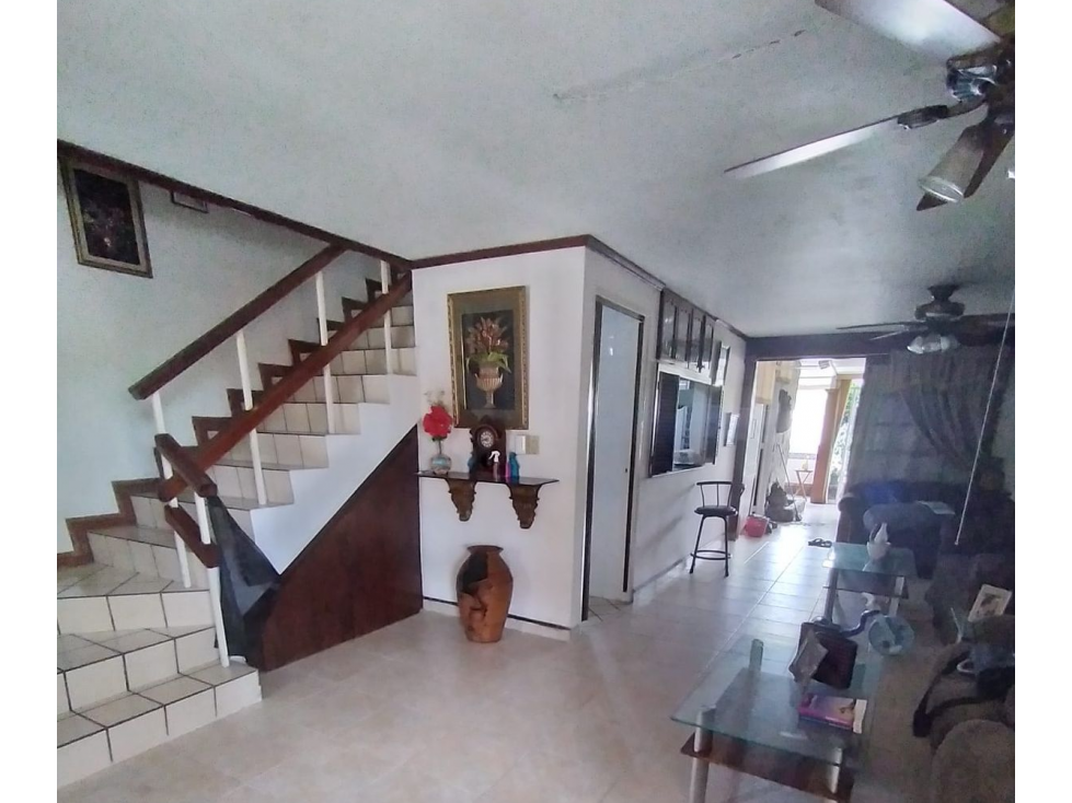CONDADO DEL REY / 232M / 4 HABITACION / 5 BAÑOS / 2 NIVELES / TERRAZA