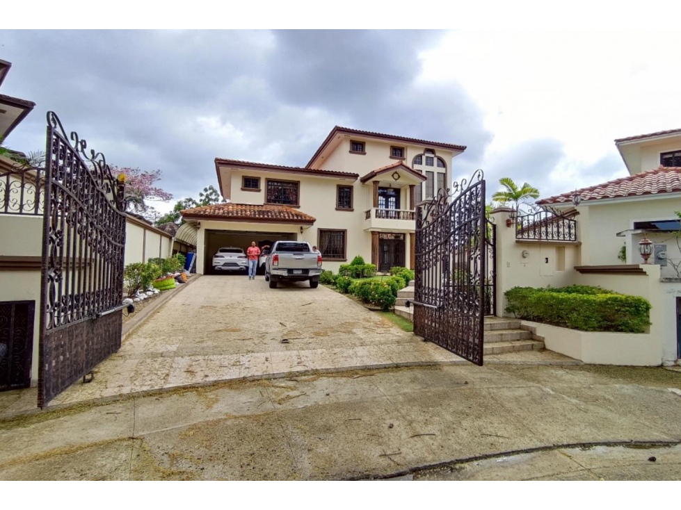 SE VENDE CASA ALTOS DE PANAMA CONDADO DEL REY 4 HABITACION 675M PATIO