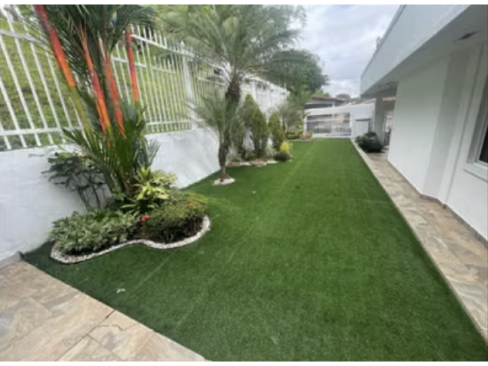 BRISAS DEL GOLF / 300 m2 / 4 HABITACIONES / 4 BAÑOS / PATIO LATERAL — foto 3