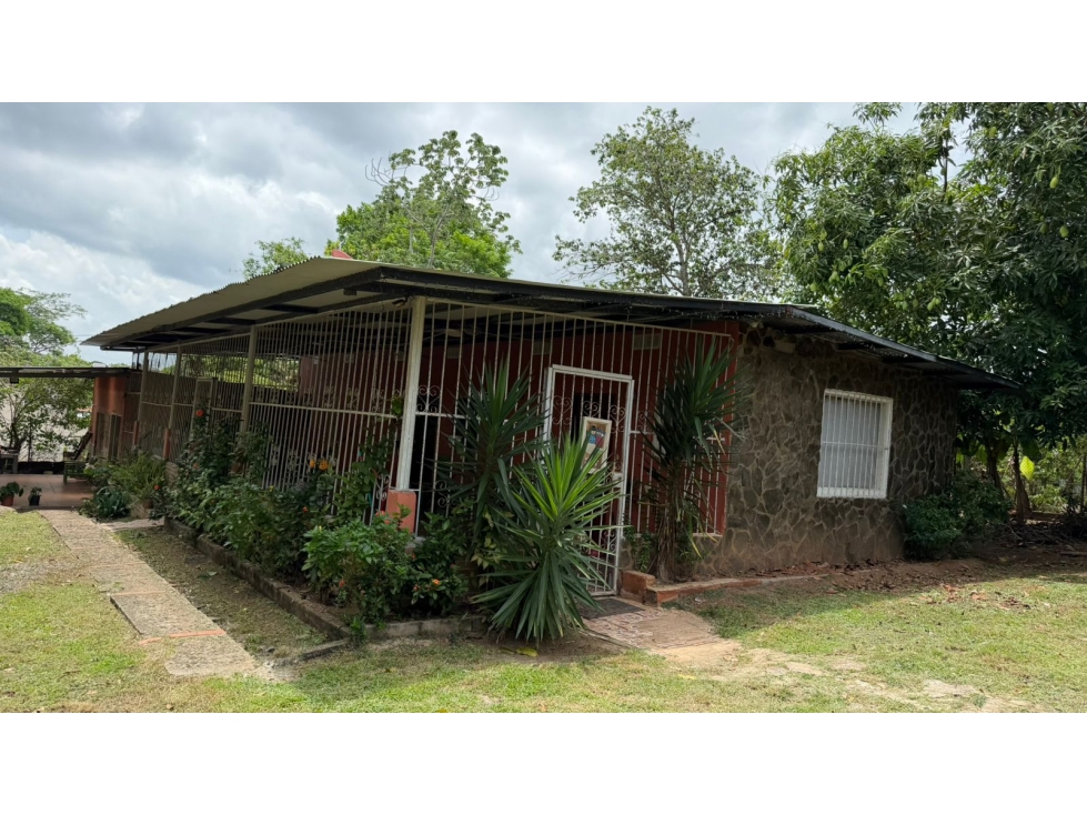 SE VENDE CASA CON AMPLIO TERRENO 2612M EN CAPIRA CON 2 TERRAZAS