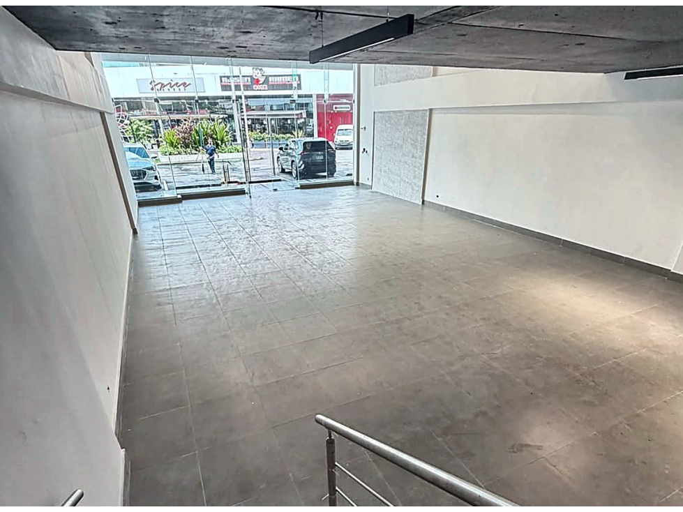 SE ALQUILA LOCAL COMERCIAL VIA BRASIL 217M 1 BAÑO DIVISIONES MEZZANINE — foto 2