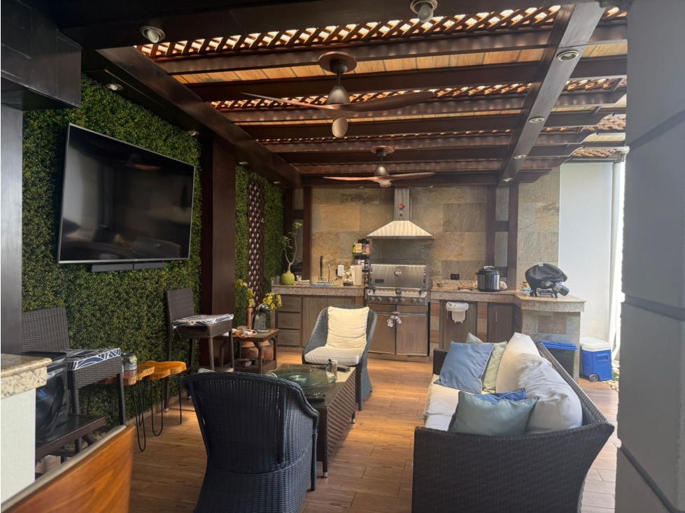 SE VENDE CASA 265M EN JUAN DIAZ VERSALLES 1 CON TERRAZA Y PANEL SOLAR