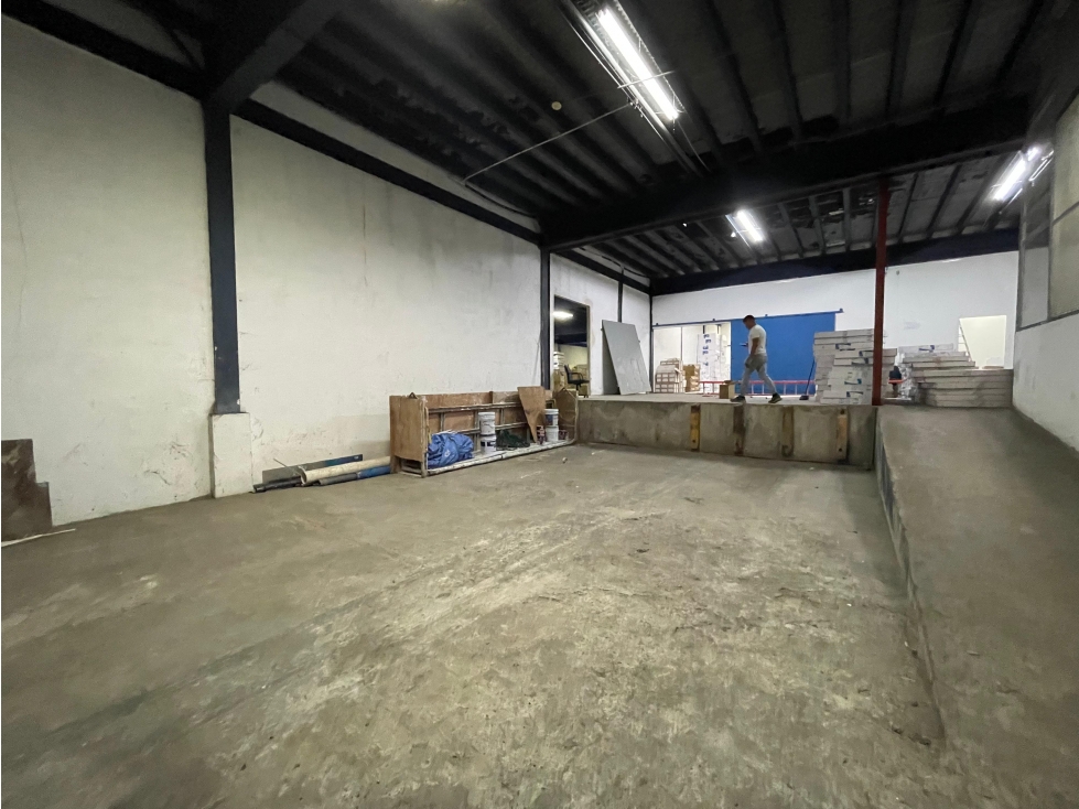 ALQUILER DE GALERA COLÓN FRANCE FIELD CON ESPACIO PARA 4 CONTENEDORES — foto 3