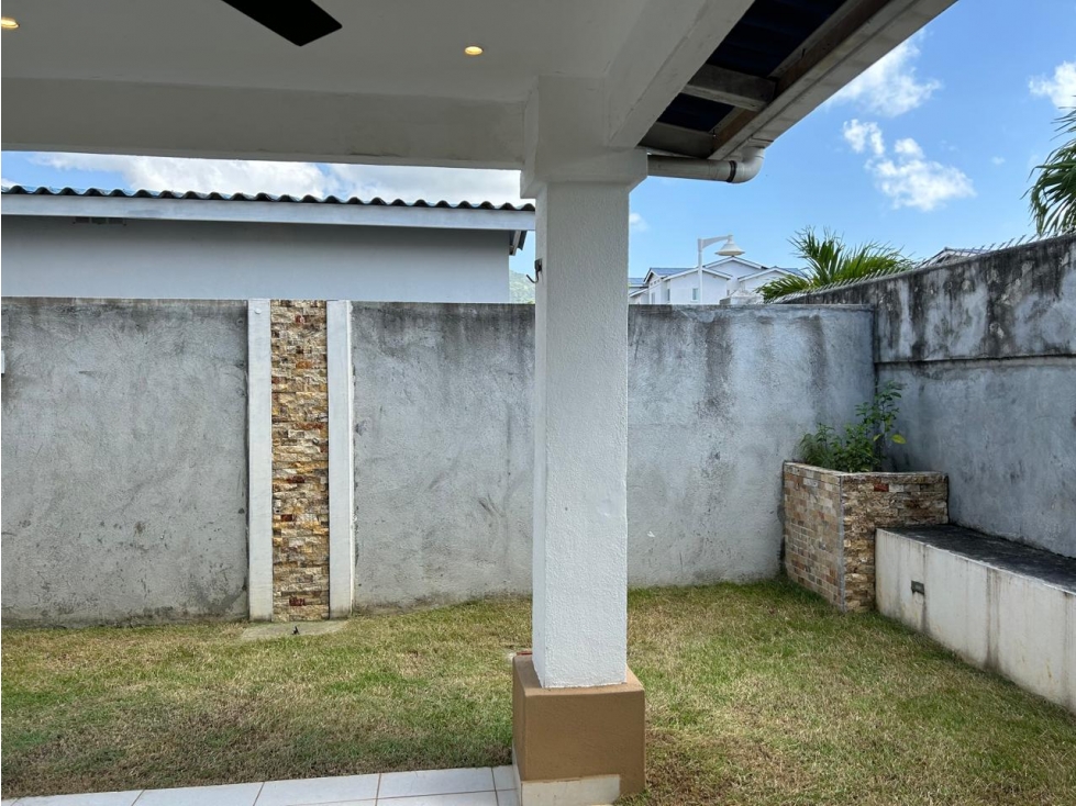 SE VENDE CASA PLAYA DORADA RESIDENCIAL LAS OLAS 121M 2 NIVELES