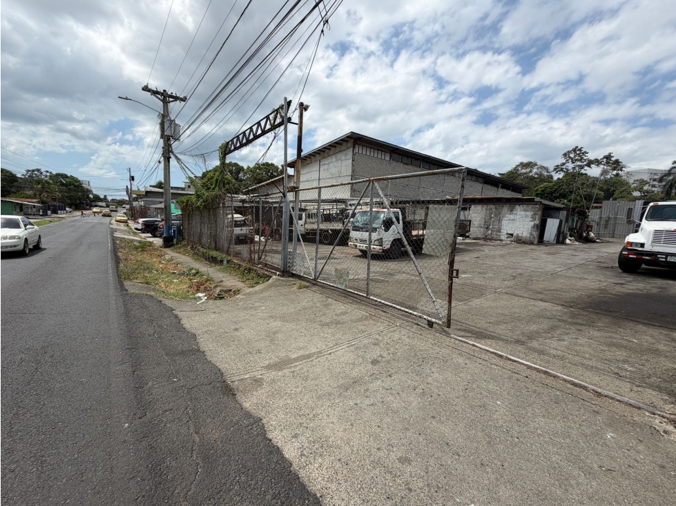 RIO ABAJO / TERRENO CON OFICINAS Y GALERAS / 4452M / CODIGO C-2 RM1
