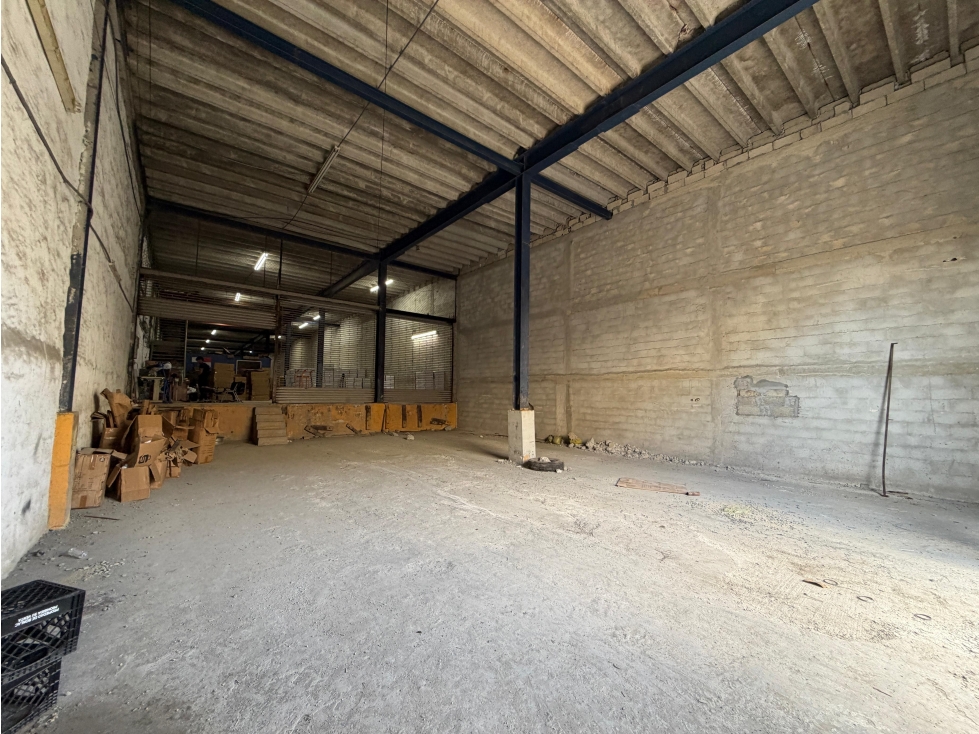 SE VENDE GALERA COLÓN FRANCE FIELD 4200M ESPACIO 6 RAMPA PARA CAMIONES - 1