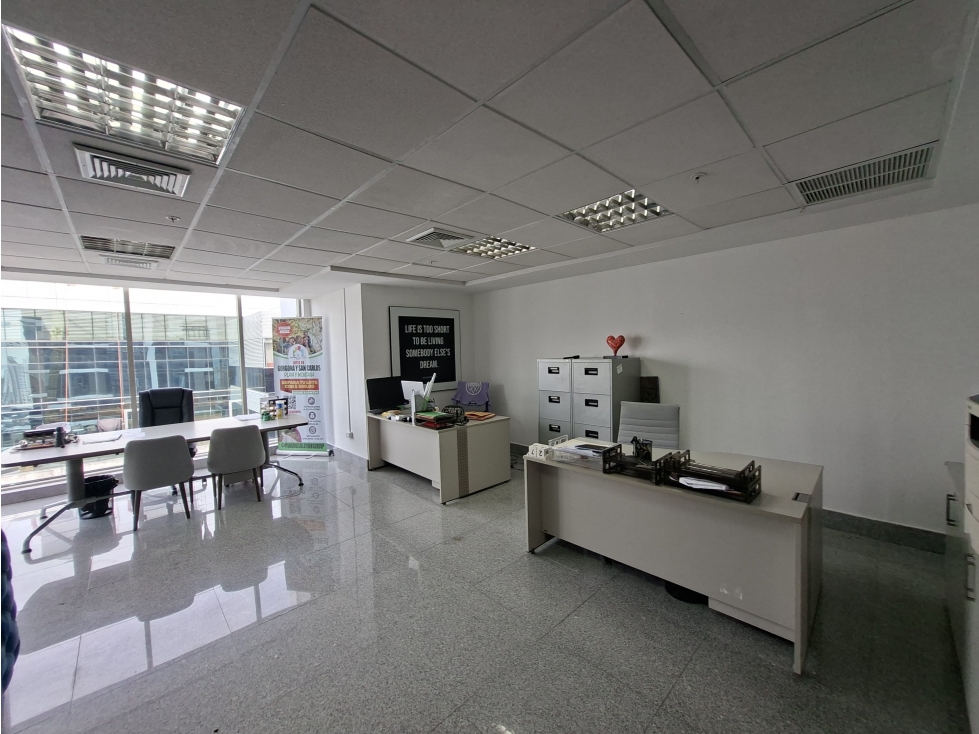 SE VENDE OFICINA OBARRIO TWIST TOWER 61M CON DIVISIONES PISO ALTO