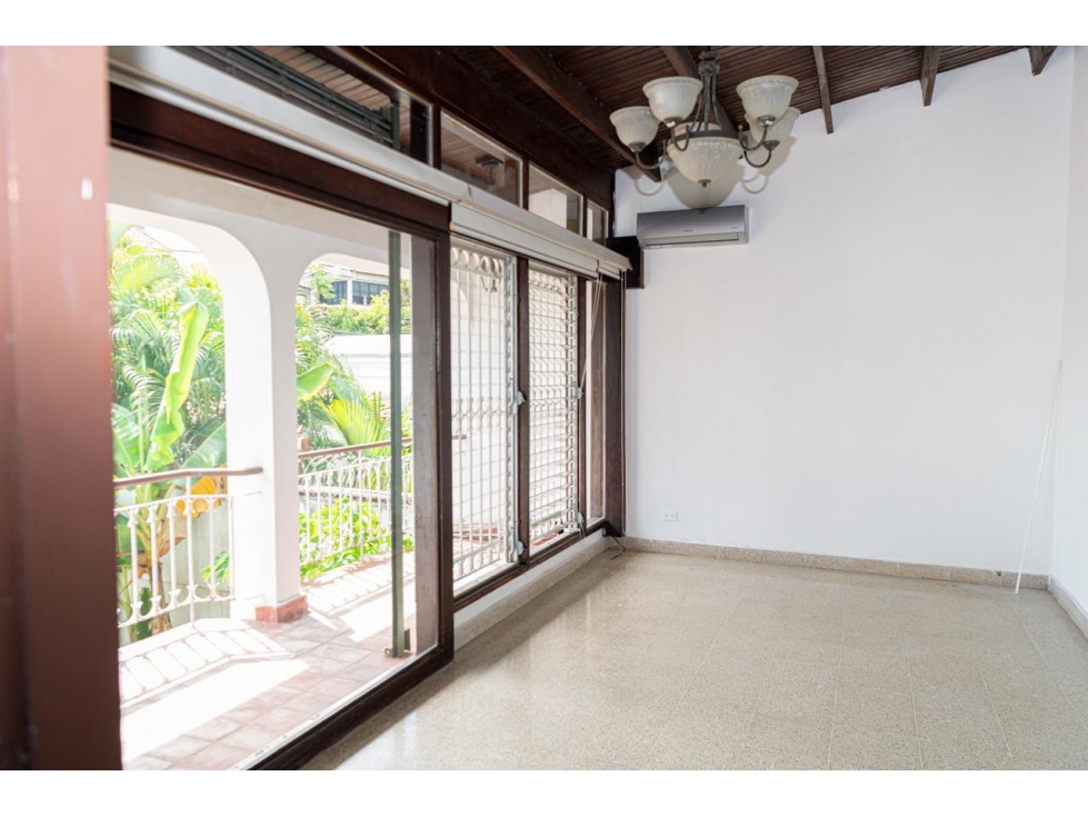 SE VENDE CASA EN BETANIA URB. LOS ANGELES DE 4 NIVELES 450 m2 PATIO