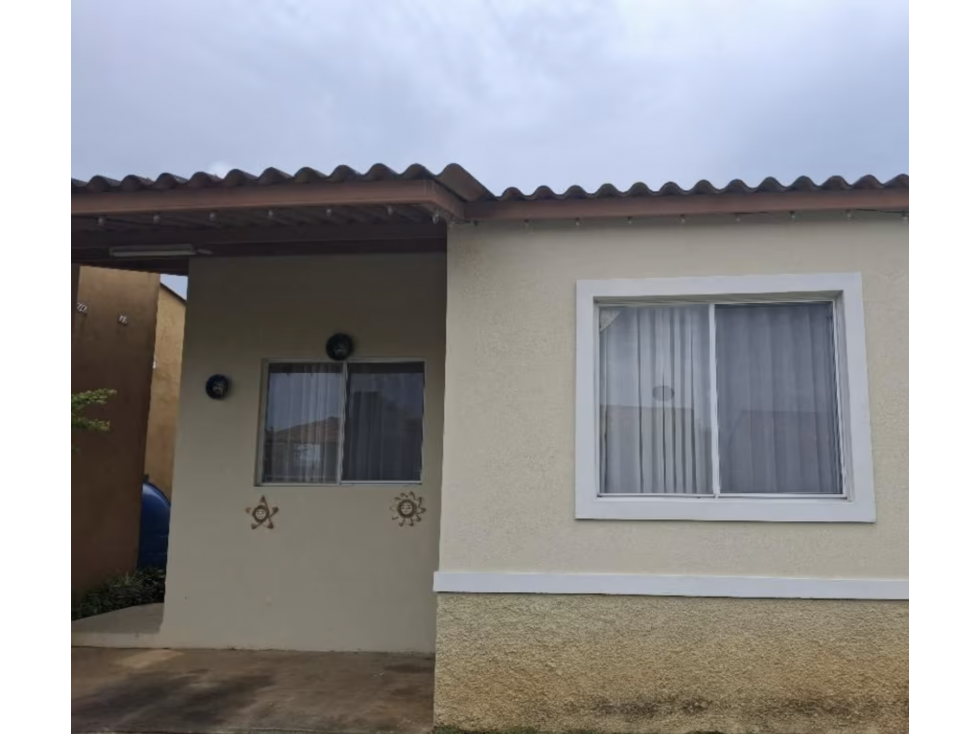 SE VENDE CASA EN CHORRERA LOS ALMENDROS DE 180M CON TERRAZA